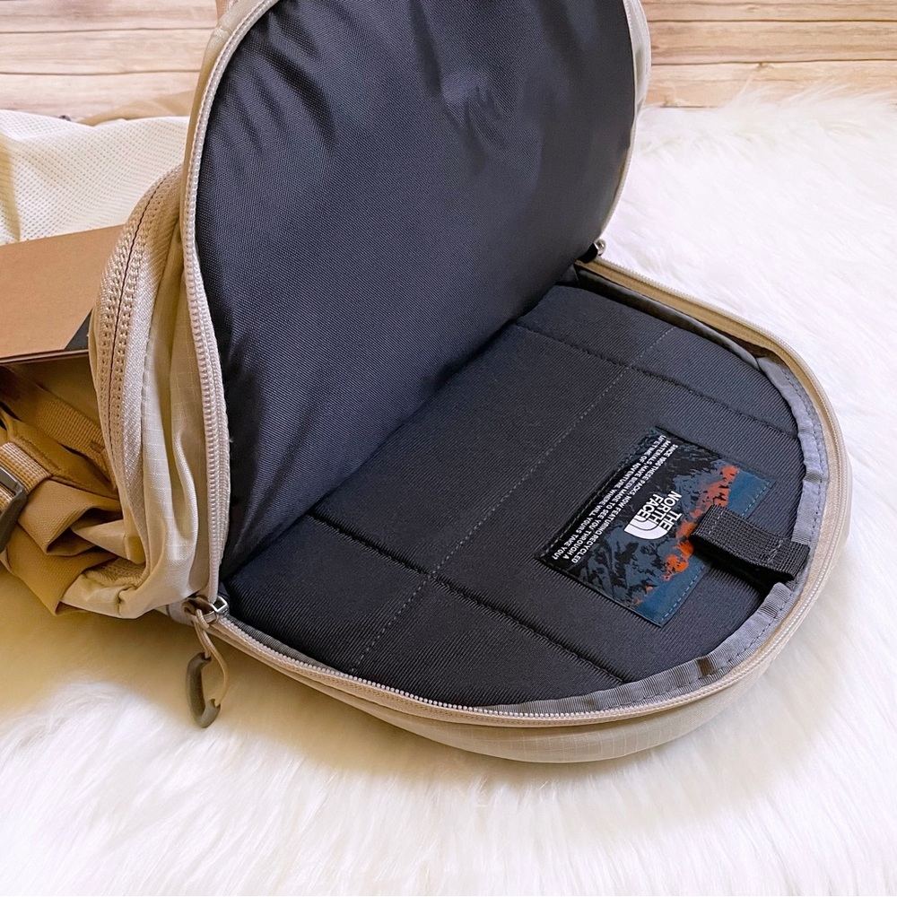 The North Face Women’s Recon 30 Liter Backpack - Picture 9 of 10